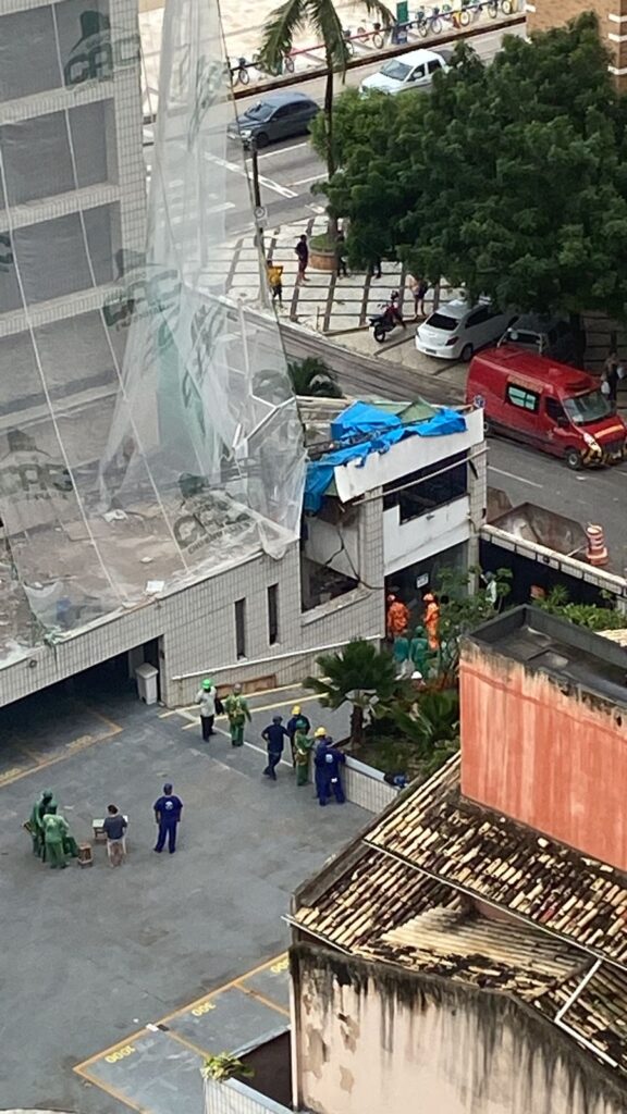 Operários ficam feridos após elevador de obra despencar de edifício em Fortaleza