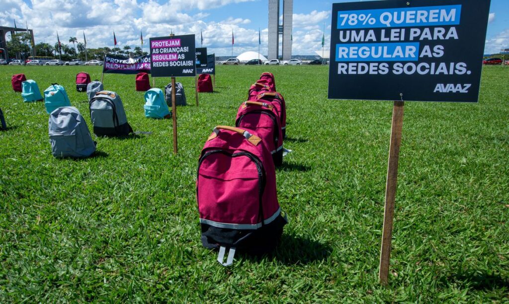 Ato no gramado do Congresso lembra vítimas de ataques em escolas