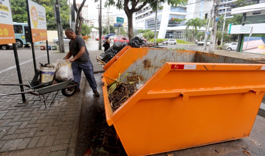 Prefeitura firma parceria para instalar máquinas de reciclagem em Fortaleza