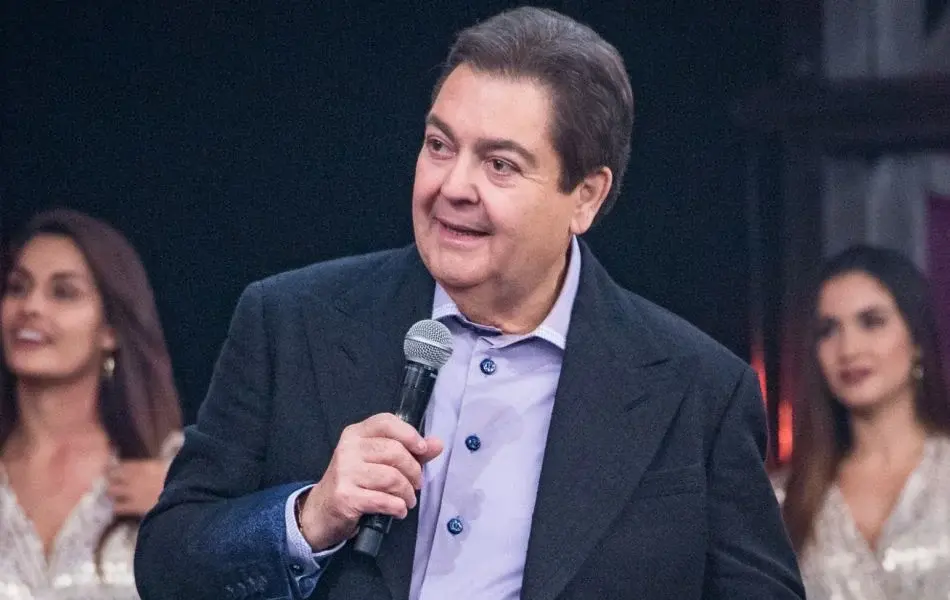 Fausto Silva é internado em mesmo hospital que Silvio Santos para tratamento de rotina