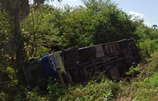 Ônibus com time de futebol tomba em Caucaia e deixa nove feridos