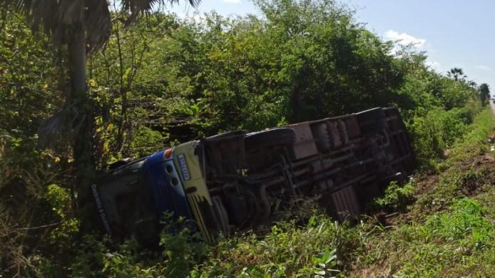 Ônibus com time de futebol tomba em Caucaia e deixa nove feridos