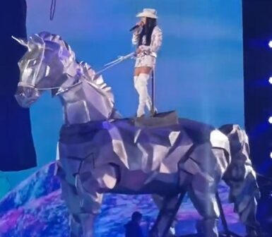 Ana Castela usa cavalo de cinco metros em show e fãs a comparam com Katy Perry