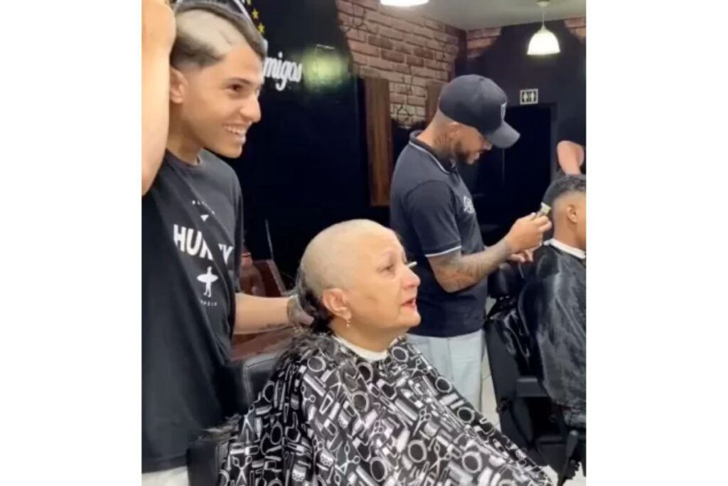 Barbeiro viraliza ao raspar o cabelo para apoiar a mãe com câncer: “você é luz, dona Cláudia”