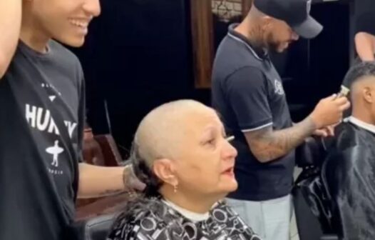 Barbeiro viraliza ao raspar o cabelo para apoiar a mãe com câncer: “você é luz, dona Cláudia”