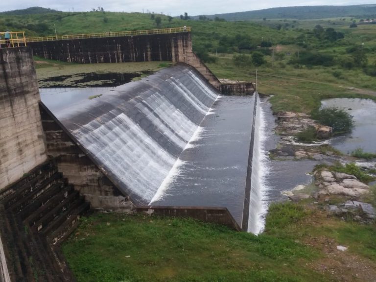 Barragem de Mamoeiro, no Cariri, sangra pela primeira vez desde a construção