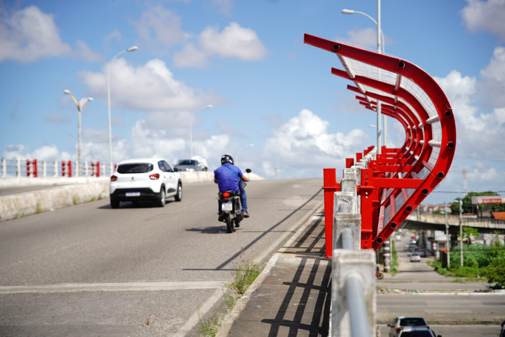 Barreiras de proteção são instaladas no viaduto do Antônio Bezerra, em Fortaleza