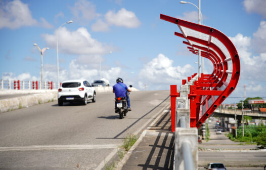 Barreiras de proteção são instaladas no viaduto do Antônio Bezerra, em Fortaleza