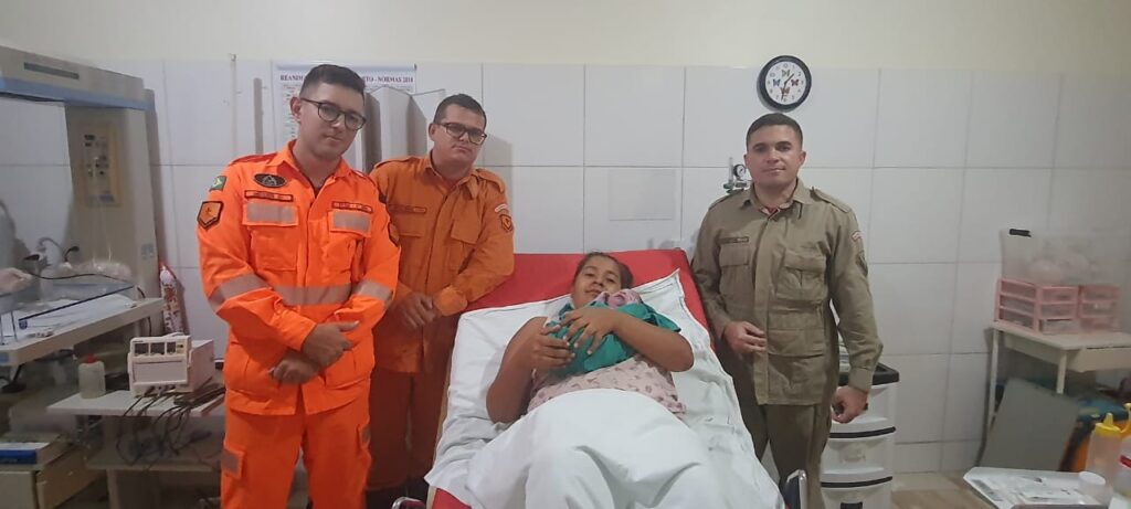 Bebê nasce dentro de kombi em Aracati