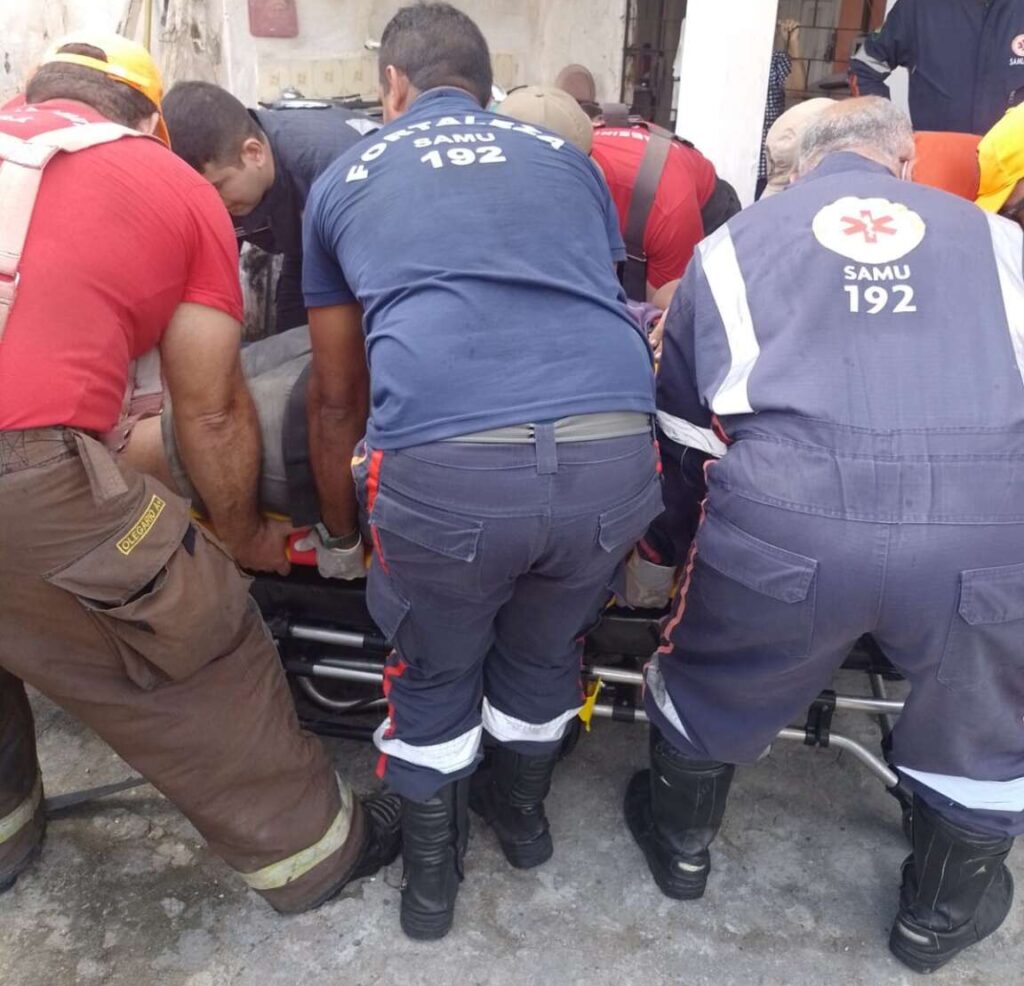 Bombeiros resgatam homem obeso de 250kg que caiu de cadeira no bairro Messejana, em Fortaleza