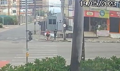 Câmeras de segurança flagram momento em que suspeito em bicicleta assalta pedestre na avenida Santos Dumont