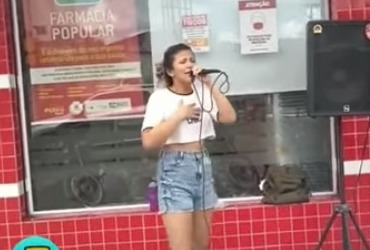 “Canto para mostrar meu trabalho”, diz jovem que viralizou ao cantar em calçada de farmácia em Fortaleza