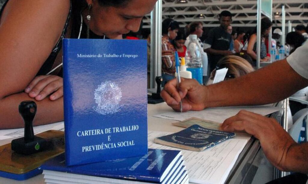 Ceará inicia a semana com mais de 1,8 mil vagas de trabalho; confira oportunidades