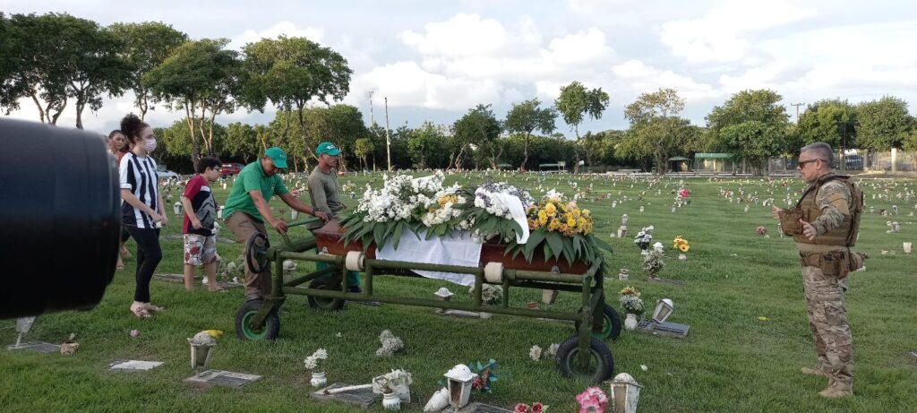 Chacina em Camocim: corpo de escrivão morto em delegacia é sepultado na capital