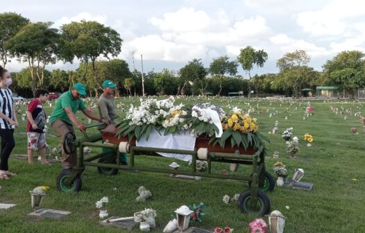 Chacina em Camocim: corpo de escrivão morto em delegacia é sepultado no Eusébio