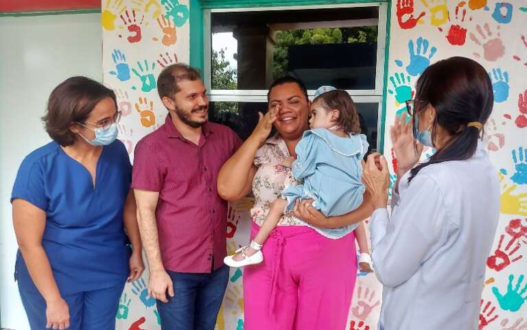 Criança internada em hospital de Fortaleza há mais de um ano recebe alta após ganhar novo coração