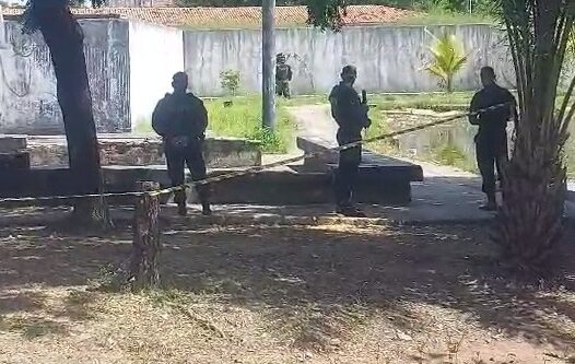 Esquadrão antibombas é acionado após artefato explosivo ser encontrado atrás de escola em Fortaleza