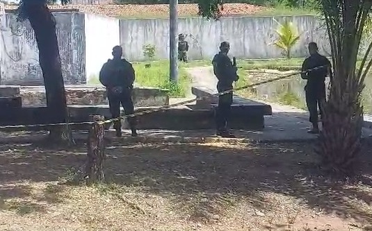 Esquadrão antibombas é acionado após artefato explosivo ser encontrado atrás de escola em Fortaleza