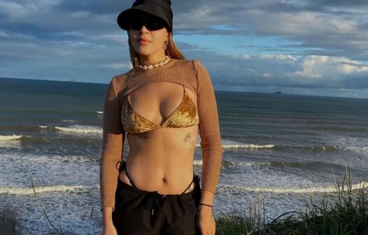 Filha de Simony exibe corpo e comemora 20 anos na praia