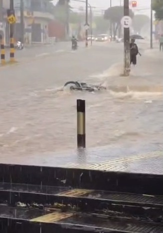 Chuva alaga ruas e avenidas em Juazeiro do Norte, no Cariri