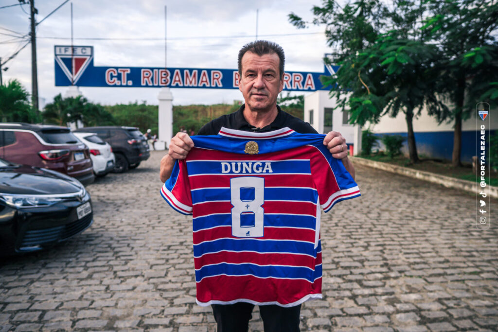 Capitão do Tetra, Dunga visita CT do Fortaleza e faz palestra ao time Sub-13