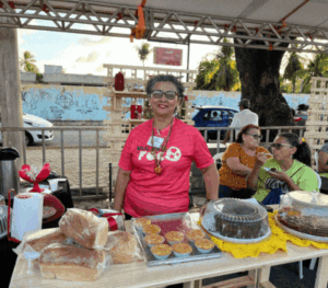 Dona Rejane aparece sorridente na foto