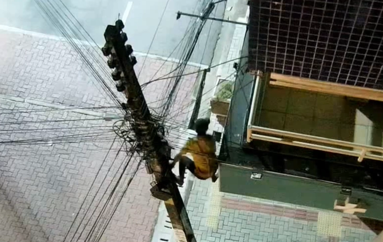 Homem é preso enquanto subia em poste para furtar fios de cobre em Fortaleza