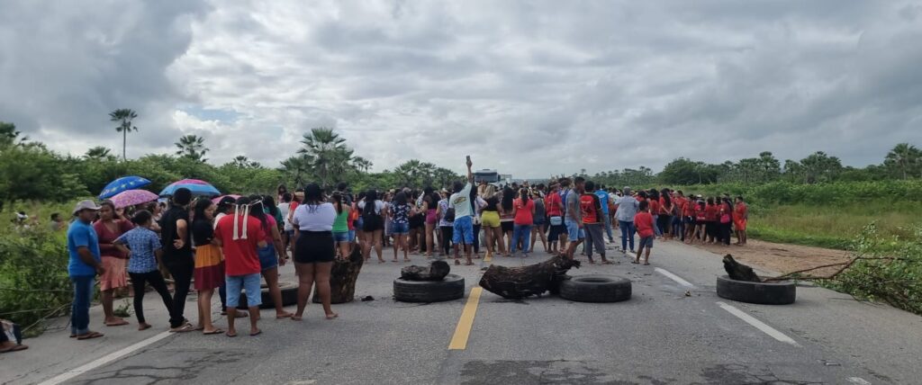 Grupo de indígenas bloqueia trecho da BR-222, em Caucaia, em protesto ao Marco Temporal