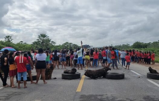 Grupo de indígenas bloqueia trecho da BR-222, em Caucaia, em protesto ao Marco Temporal