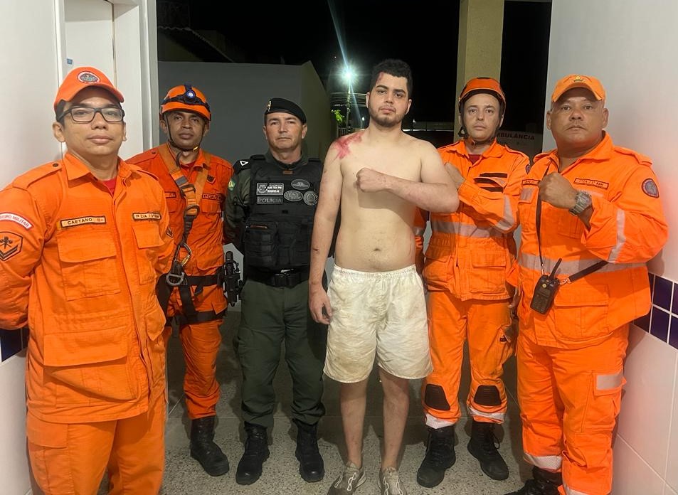 Homem é resgatado com vida após cair de penhasco de 30 metros em Ibiapina