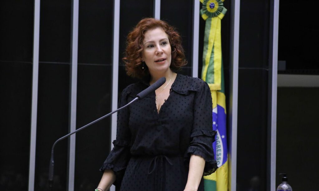 TSE multa deputada Carla Zambelli por desinformação sobre processo eleitoral