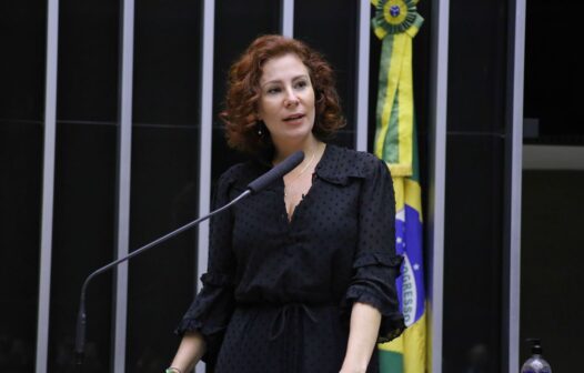 TSE multa deputada Carla Zambelli por desinformação sobre processo eleitoral