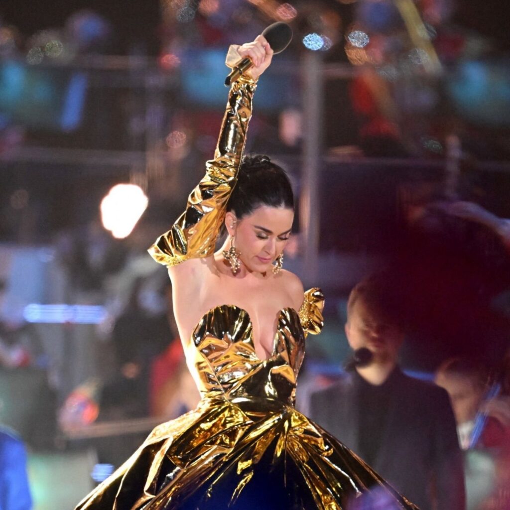 Katy Perry oferece “Firework” a Rei Charles III e estampa cores do arco-íris no Palácio de Buckingham