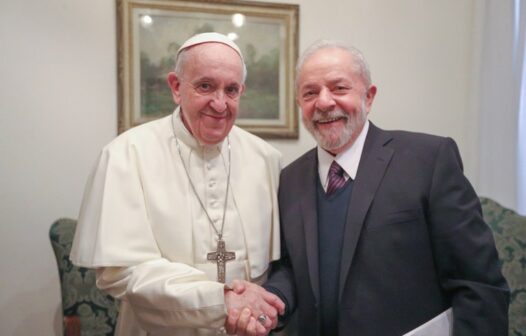 Lula conversa com Papa Francisco por telefone e o convida para visitar o Brasil