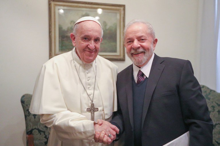 Lula conversa com Papa Francisco por telefone e o convida para visitar o Brasil