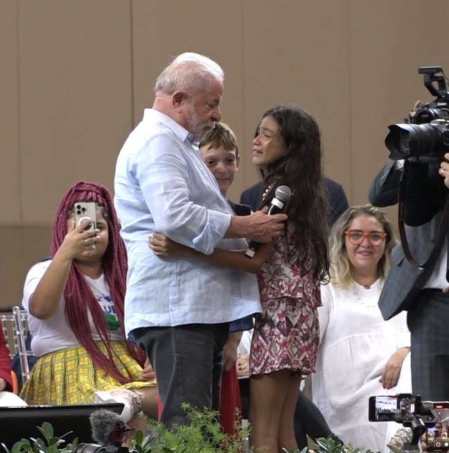 Lula recebe abraço de crianças durante discurso em Fortaleza; veja vídeo