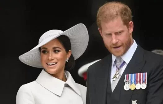 Príncipe Harry e Meghan são perseguidos por fotógrafos e quase sofrem acidente de carro