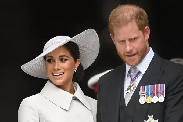 Príncipe Harry e Meghan são perseguidos por fotógrafos e quase sofrem acidente de carro