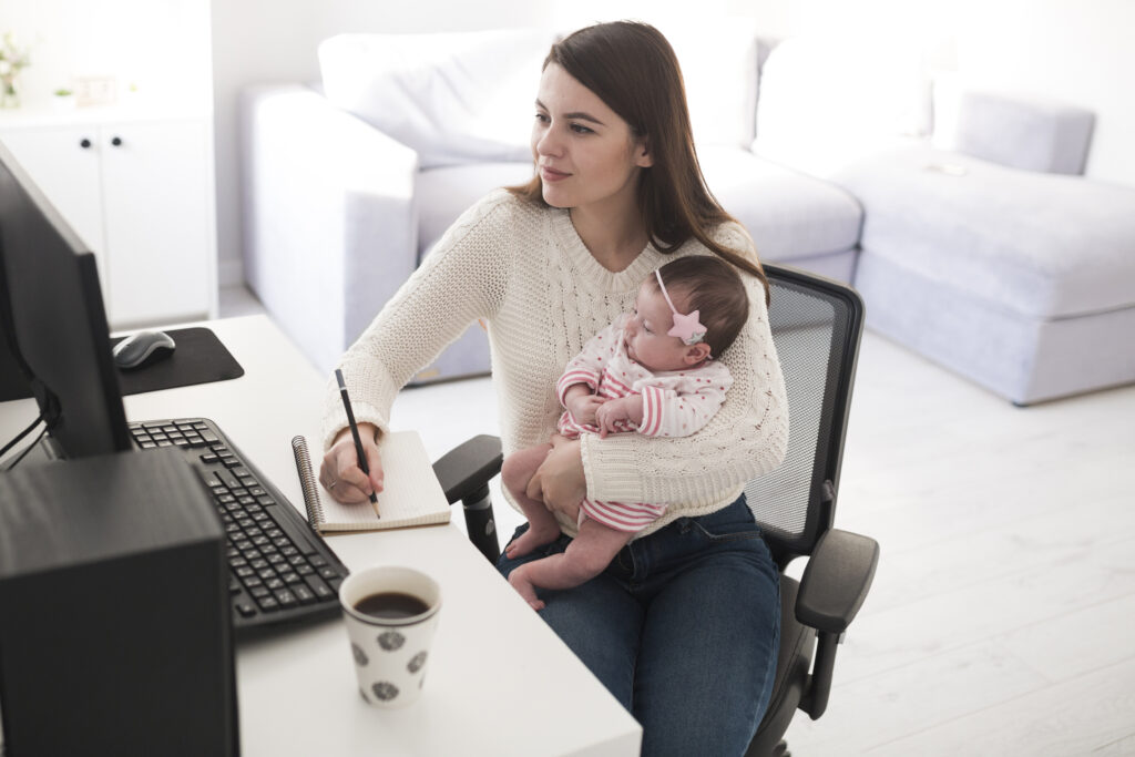 Maternidade e carreira: Como acolher as mães no ambiente de trabalho?