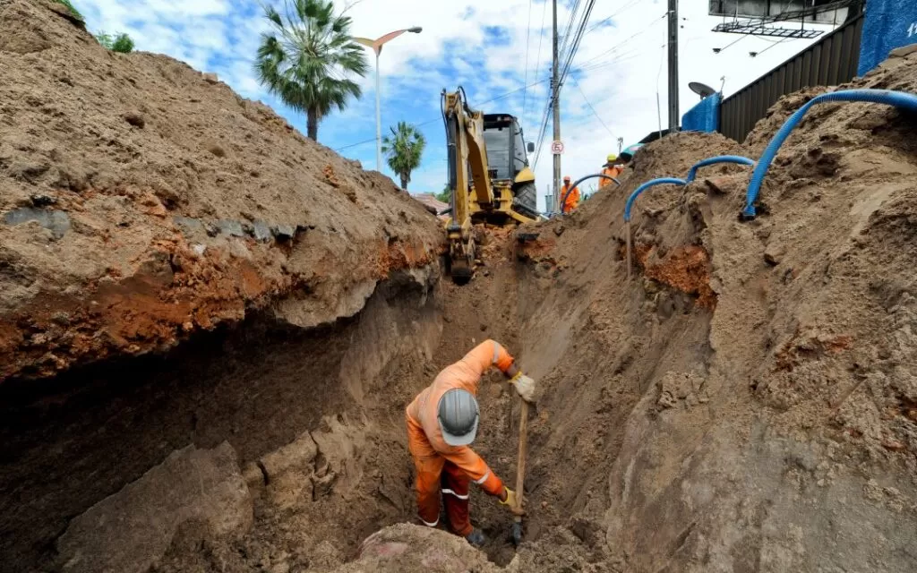 Obras de esgotamento sanitário serão realizadas em 17 cidades do Ceará; saiba mais