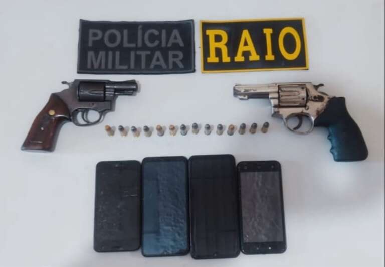 Polícia apreende armas de fogo e munições escondidas em saco plástico em Icapuí