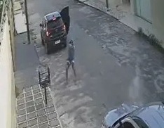 Policiais reagem a tentativa de assalto e trocam tiros com suspeitos em Fortaleza