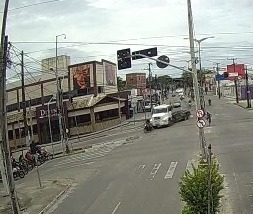 Policial militar em serviço sofre acidente ao ser derrubado de motocicleta por caminhão em Fortaleza