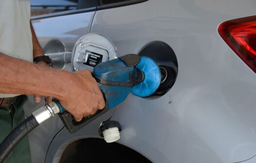 Preço do diesel cai pela 14ª semana seguida e se aproxima da gasolina