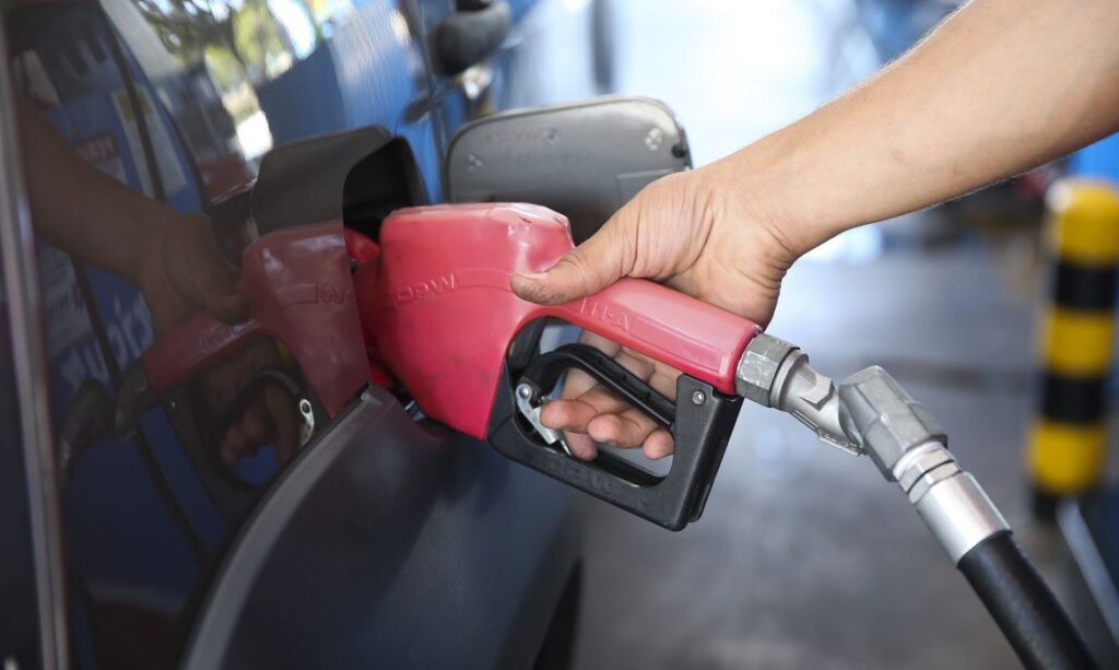 Preços médios da gasolina, etanol e diesel caem nos postos, indica ANP