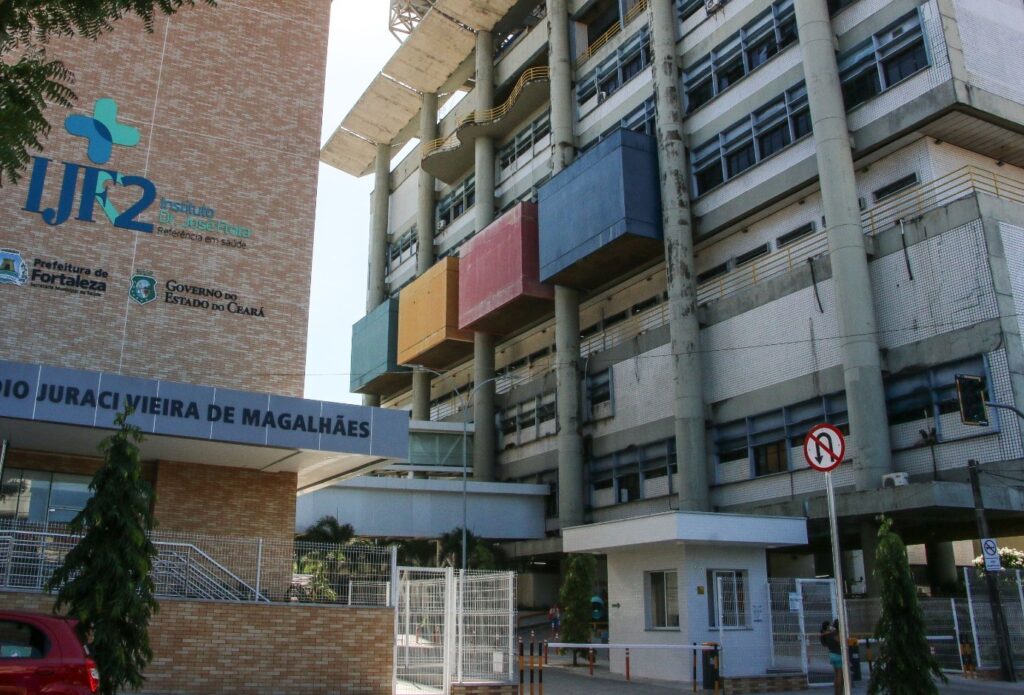 Preso pula do 4º andar do IJF, em Fortaleza, e cai em caminhão de lixo