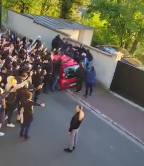 Torcedores do PSG fazem protesto em frente à casa de Neymar e pedem saída do jogador