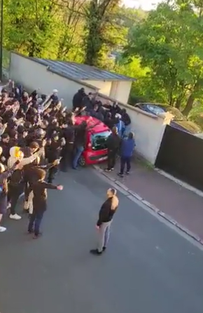 Torcedores do PSG fazem protesto em frente à casa de Neymar e pedem saída do jogador