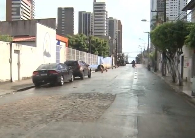 Rua no bairro Mucuripe é bloqueada para obras; confira os desvios de trânsito