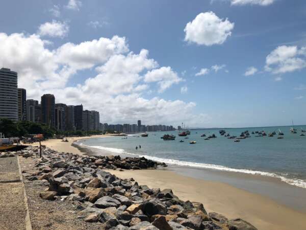 Seis praias de Fortaleza estão próprias para banho neste domingo de Dia das Mães